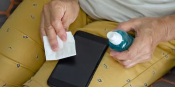 Kaip valyti mobilųjį telefoną – ir kaip dažnai tai reikėtų daryti