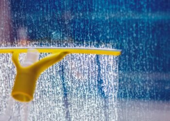 Kaip pašalinti vandens dėmes nuo medžio naudojant įprastas buities priemones