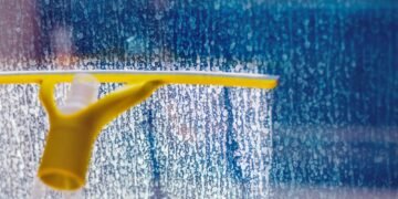 Kaip pašalinti vandens dėmes nuo medžio naudojant įprastas buities priemones