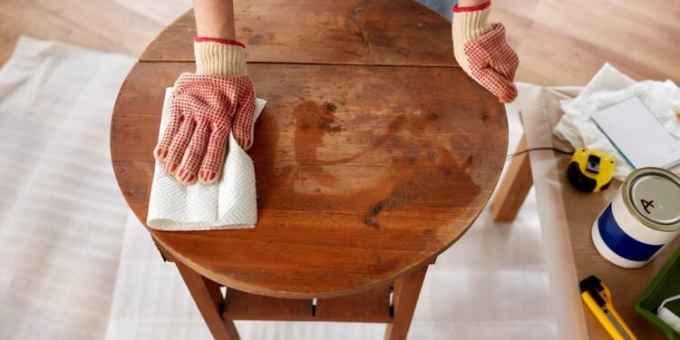 Kaip išvalyti medinius baldus ir atkurti jų blizgesį