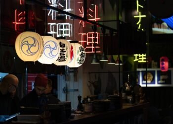 Stebinančios priežastys, kodėl restoranuose apšvietimas laikomas toks prislopintas