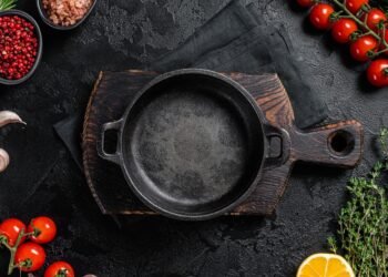 Kaip išvalyti ketaus keptuvę (jos nesugadinant)