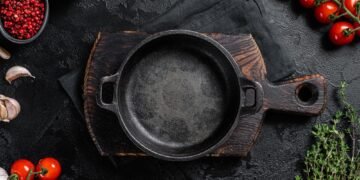 Kaip išvalyti ketaus keptuvę (jos nesugadinant)