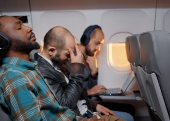 Kaip pasinaudoti lėktuvo tualetu, kai šalia sėdintis keleivis miega