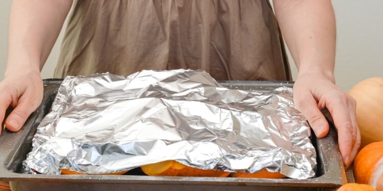 Ar saugu gaminti maistą naudojant aliuminio foliją?