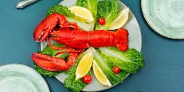 Kaip valgyti omarą nešvaistant mėsos ir neprisidarant netvarkos