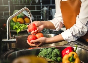 Kas gali nutikti, jei neplausite vaisių ir daržovių?