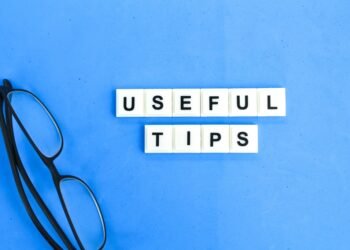 12 išmanių ir paprastų triukų, kaip sutvarkyti spintelę po kriaukle, kad viską, ko reikia, rastumėte per kelias sekundes