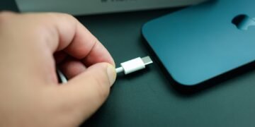 Kaip teisingai išvalyti „iPhone“ įkrovimo lizdą