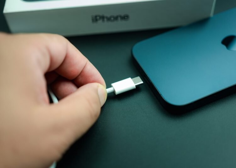 Kaip teisingai išvalyti „iPhone“ įkrovimo lizdą