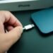 Kaip teisingai išvalyti „iPhone“ įkrovimo lizdą