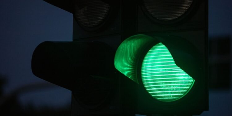 Štai kodėl Japonijoje šviesoforų „žalia“ šviesa vadinama „mėlyna“ (o ne žalia)