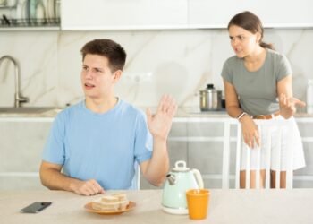 Kodėl suaugę broliai ir seserys nustoja bendrauti? Šeimos susvetimėjimo ir brolių bei seserų varžybų psichologija