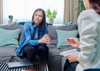 9 visiškai nepelnytai nuvertinti privalumai būti sarkastiškiausiu žmogumi kambaryje