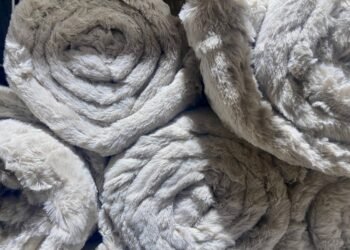 Štai kaip išsipūsti puriausią antklodę – jausitės lyg miegotumėte ant debesies!