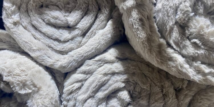 Štai kaip išsipūsti puriausią antklodę – jausitės lyg miegotumėte ant debesies!