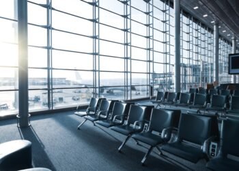 Štai netikėta priežastis, kodėl oro uostų vartų sėdynės yra pritvirtintos prie grindų.