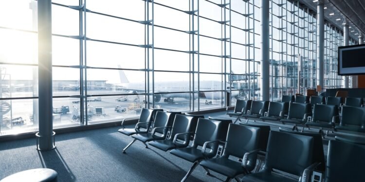 Štai netikėta priežastis, kodėl oro uostų vartų sėdynės yra pritvirtintos prie grindų.