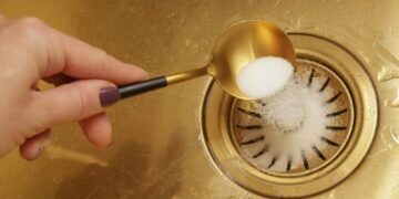 Kaip atkimšti užsikimšusį kriauklės nutekamąjį vamzdį – neprireikus kviesti santechniko