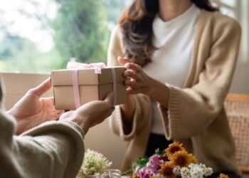 Jei kas nors man įteikia dovaną, ar privalau atsilyginti dovana?