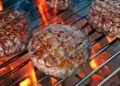 Kaip kepti mėsainius ant grilio, kad jie kaskart būtų sultingi