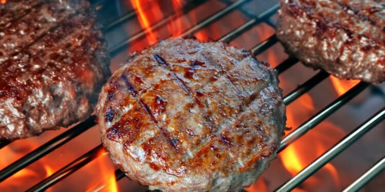 Kaip kepti mėsainius ant grilio, kad jie kaskart būtų sultingi