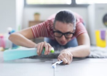 Kaip greitai išvalyti plytelių siūles ir pašalinti įsisenėjusius nešvarumus