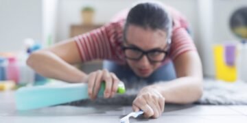 Kaip greitai išvalyti plytelių siūles ir pašalinti įsisenėjusius nešvarumus