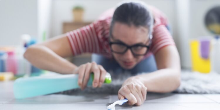 Kaip greitai išvalyti plytelių siūles ir pašalinti įsisenėjusius nešvarumus