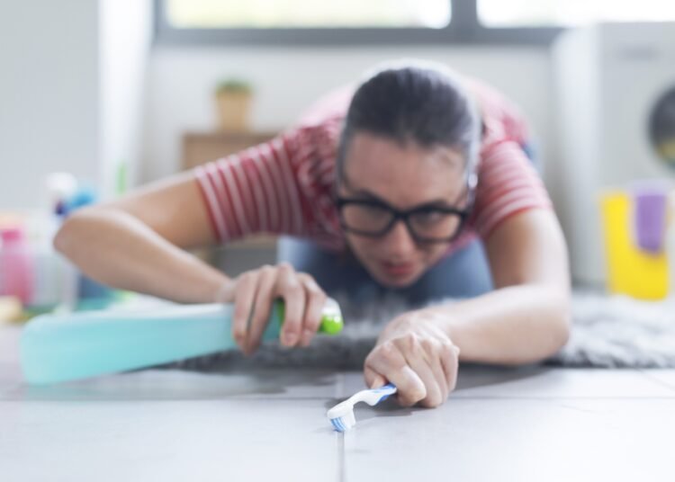 Kaip greitai išvalyti plytelių siūles ir pašalinti įsisenėjusius nešvarumus