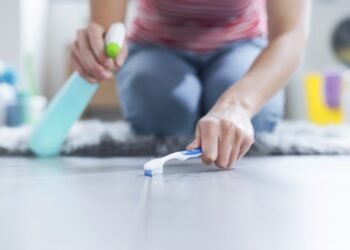 Kaip greitai išvalyti plytelių siūles ir pašalinti įsisenėjusį purvą