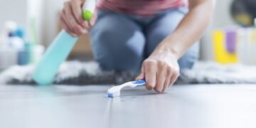 Kaip greitai išvalyti plytelių siūles ir pašalinti įsisenėjusį purvą