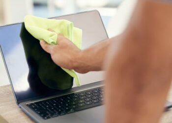 Kaip nuvalyti nešiojamojo kompiuterio ekraną jo nepažeidžiant