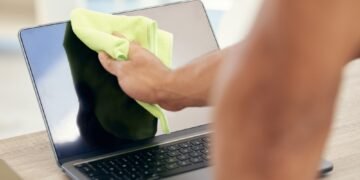 Kaip nuvalyti nešiojamojo kompiuterio ekraną jo nepažeidžiant