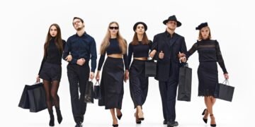 Tikroji priežastis, kodėl karališkosios šeimos nariai kelionėse visada vežasi bent vieną juodą apdarą