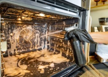 Kaip saugiai ir efektyviai naudotis orkaitės savaiminio išsivalymo funkcija