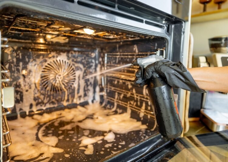 Kaip saugiai ir efektyviai naudotis orkaitės savaiminio išsivalymo funkcija