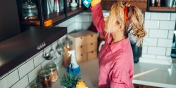 Kaip išvalyti virtuvės spinteles iš vidaus ir išorės