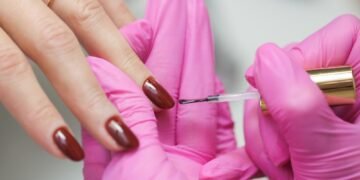 Kaip padaryti, kad nagų lakas ilgiau išsilaikytų