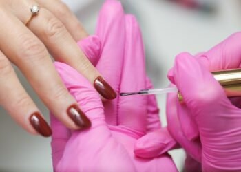 Kaip prailginti nagų lako išsilaikymą