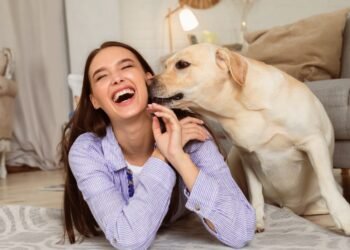 Kodėl šunys uosto jūsų tarpkojį? Ekspertai paaiškina šį nejaukų šunų elgesį