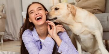 Kodėl šunys uosto jūsų tarpkojį? Ekspertai paaiškina šį nejaukų šunų elgesį