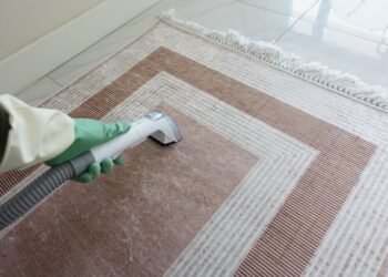 Kaip išvalyti kilimą, kad jis atrodytų kaip naujas