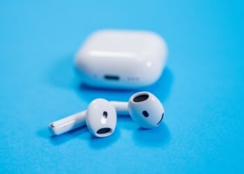 Kaip išvalyti „AirPods“ ir jų dėklus – jų nepažeidžiant