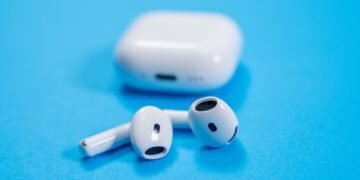 Kaip išvalyti „AirPods“ ir jų dėklus – jų nepažeidžiant