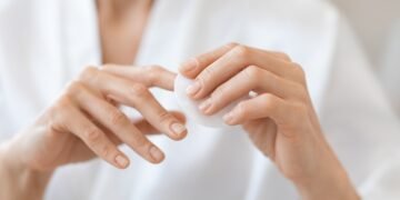 Kaip pašalinti nagų laką beveik nuo bet kokio paviršiaus