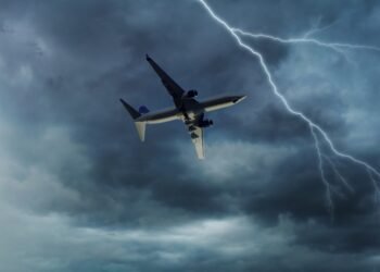 Kas iš tikrųjų nutinka, kai lėktuvą purto turbulencija