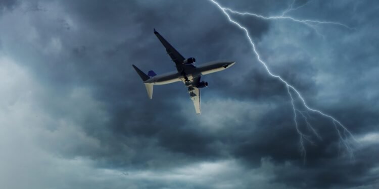 Kas iš tikrųjų nutinka, kai lėktuvą purto turbulencija