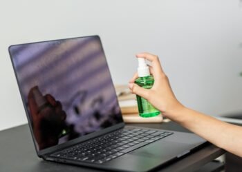 Kaip nuvalyti nešiojamojo kompiuterio ekraną jo nepažeidžiant