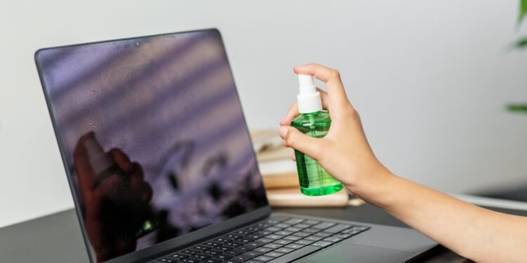 Kaip nuvalyti nešiojamojo kompiuterio ekraną jo nepažeidžiant